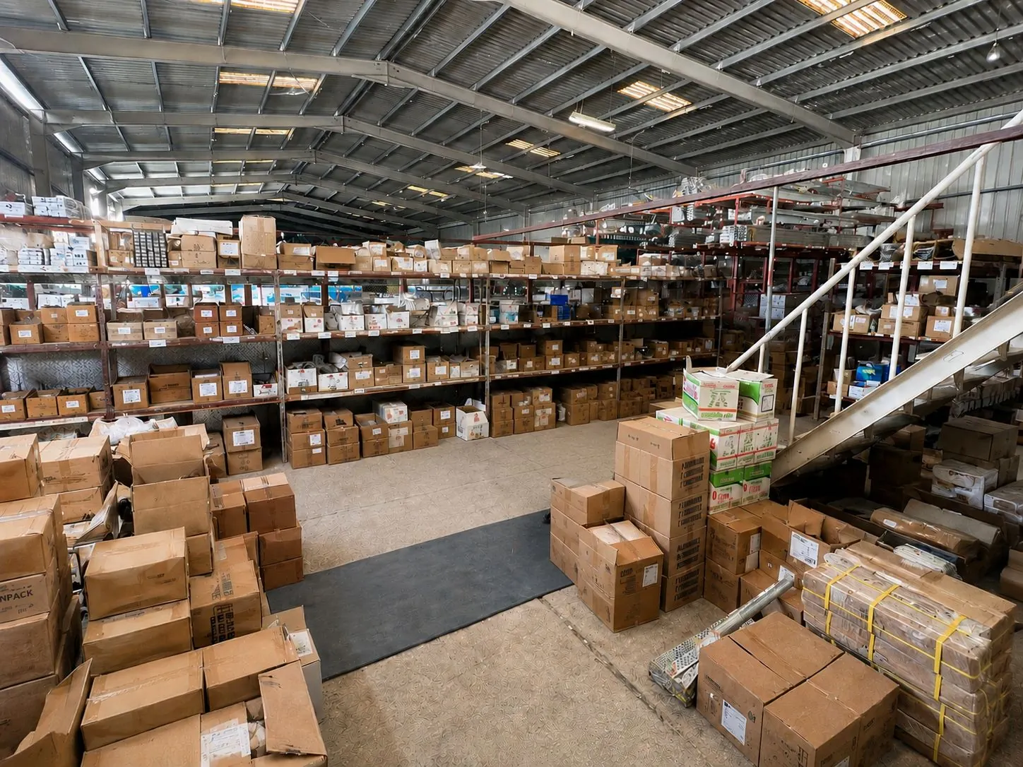 Aluminium accessories inventory at the CINACO Aluminium warehouse