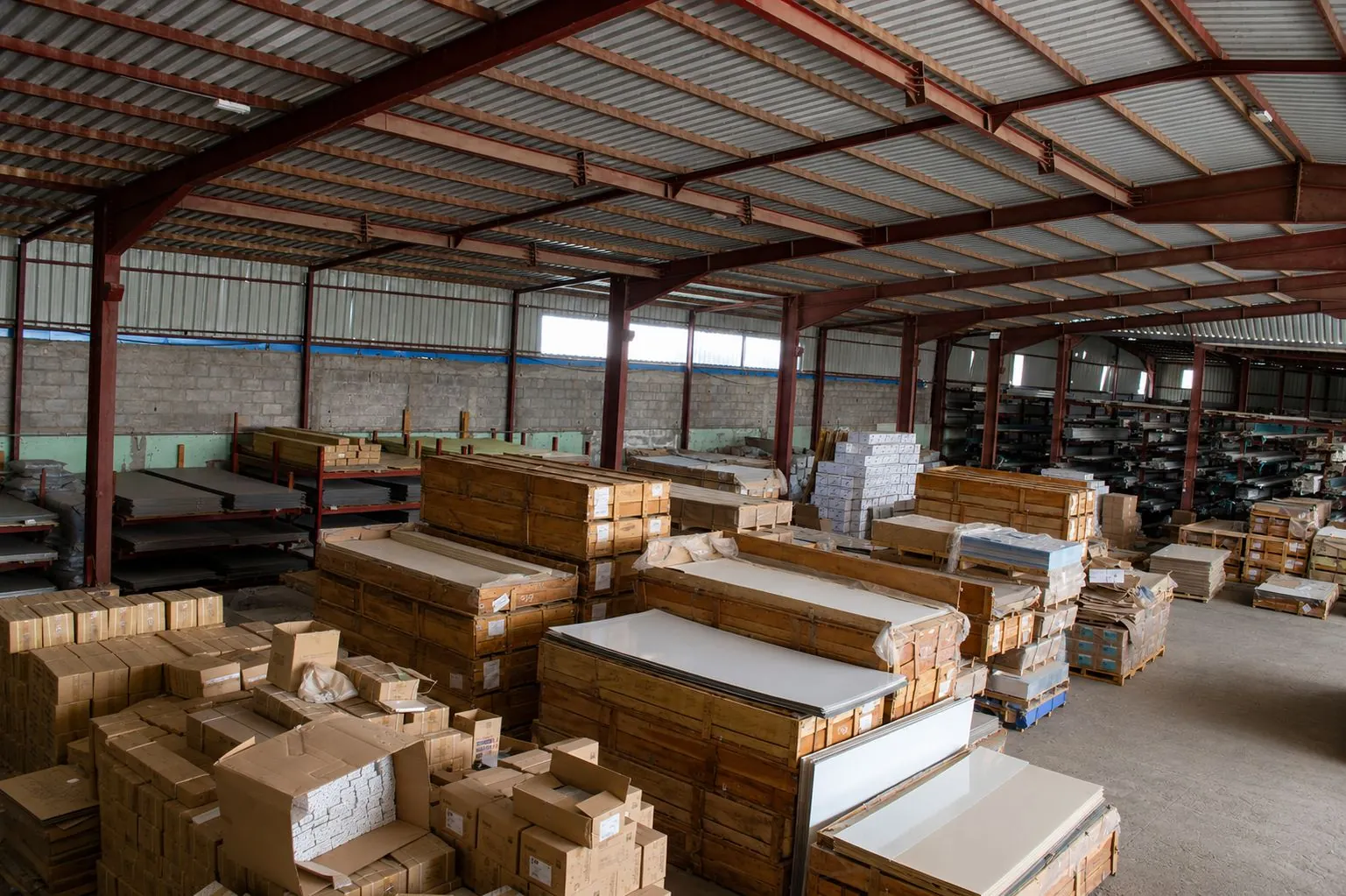 Wide view of CINACO Aluminium warehouse inventory